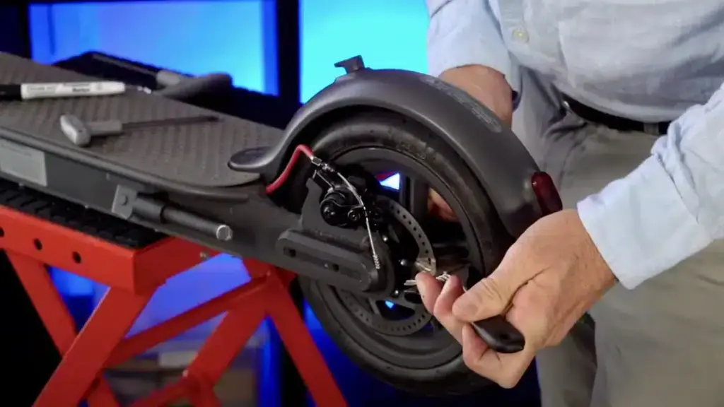 Werkstatt-Team bei der Wartung und Inspektion eines Elektro-Scooters