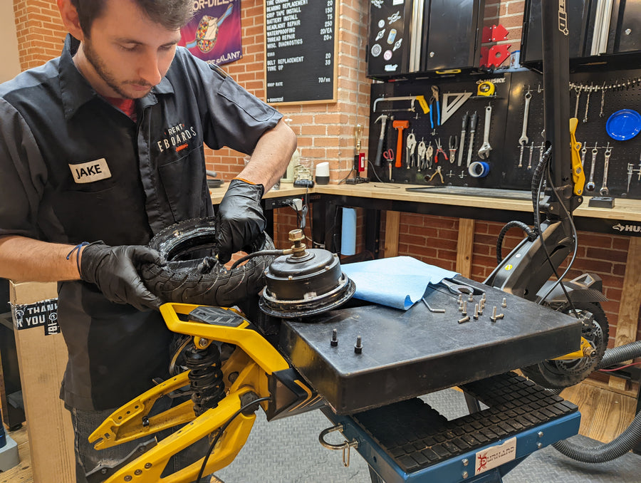 Pannenservice: Austausch von Reifen und Bremsbelägen bei E-Scootern